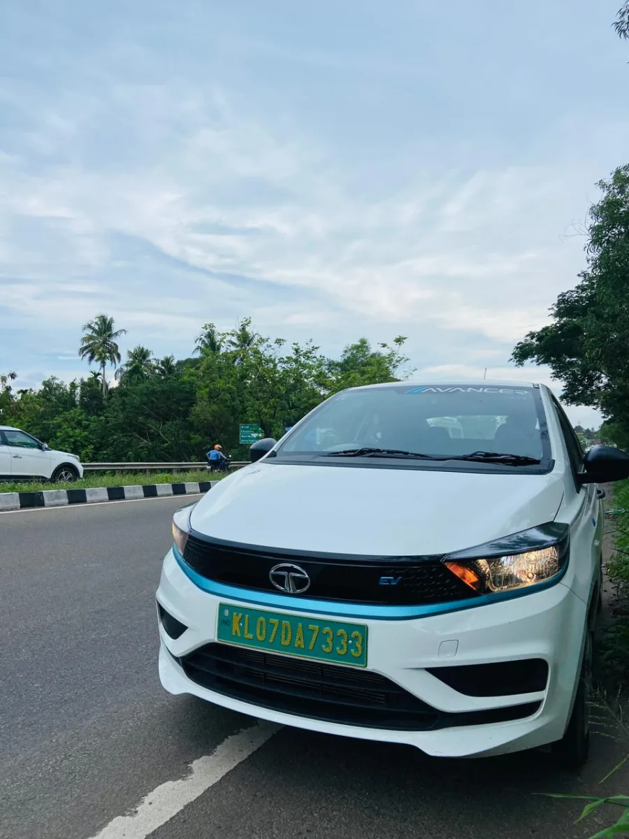 Avancer electric cab on a highway near Kochi